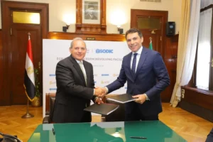 رئيس بنك مصر والمدير العام لمجموعة سوديك أثناء توقيع الاتفاق