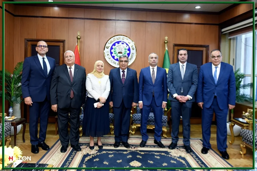 صورة تذكارية بين مسئولي البنك مع محافظ الدقهلية