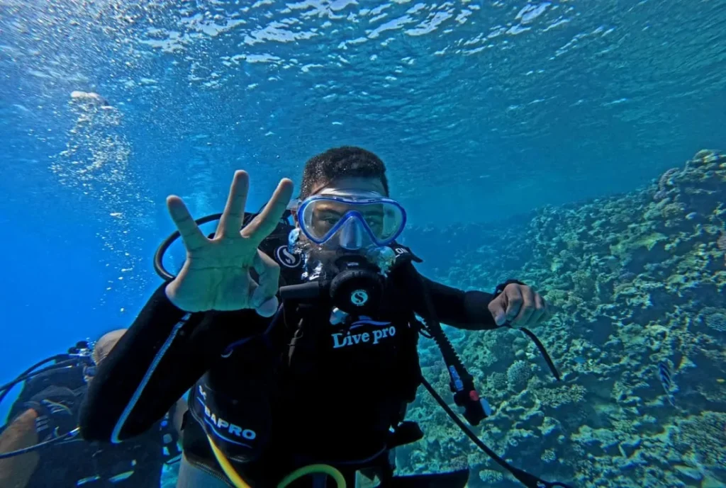 البيئة تدمج ذوي الهمم بالعمل البيئي – وفي الصورة الغواص محمد كرم من أصحاب متلازمة داون