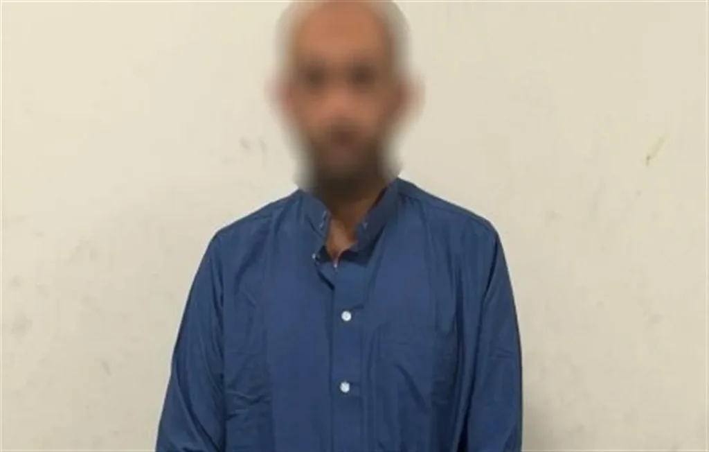 محاكمة المتهم بقتل صديقه بالإسكندرية – وفي الصورة الجاني