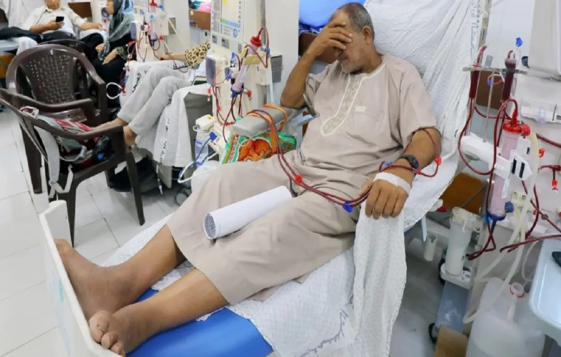 الحرمان من العلاج لأهالي قطاع غزة – وفي الصورة رجل غزاوي يتلقى العلاج