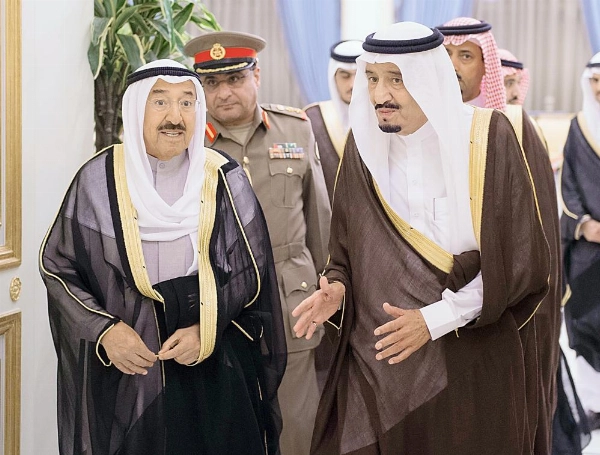 الملك سلمان بن عبد العزيز خادم الحرمين الشريفين مع الأمير المرحوم صباح جابر الصباح – صورة أرشيفية