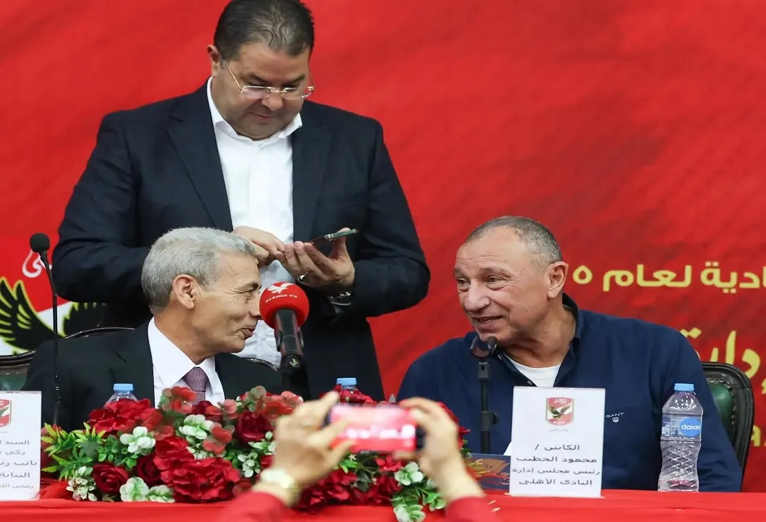 الكابتن محمود الخطيب رئيس مجلس إدارة النادي الأهلي مع رئيس لجنة الانتخابات