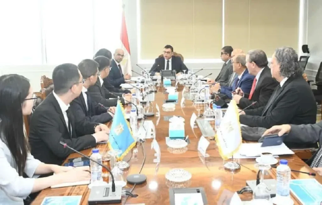 وزير الإسكان يلتقي وفداً من شركة جيانجسو فينجاي الصينية