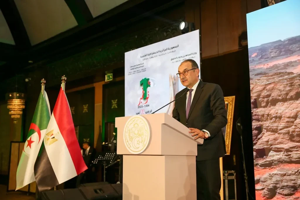 وزير قطاع الأعمال أثناء إلقاء كلمته