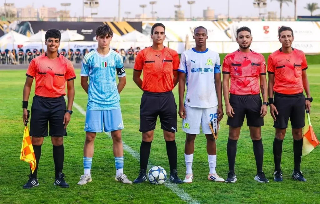 فريق صن داونز ويوفنتوس الإيطالي قبل ضربة البداية – صورة من الموقع الرسمي للنادي الأهلي