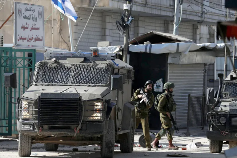 قوات الاحتلال الإسرائيلي تحاصر منزل بالضفة - أرشيفية