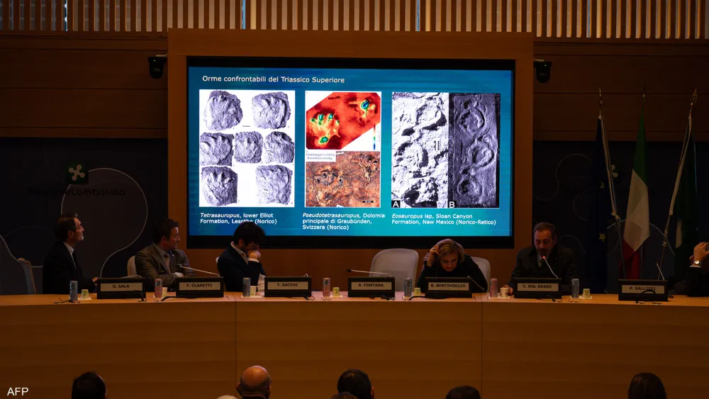 اكتشاف آثار أقدام ديناصورات ممتدة على مئات الأمتار