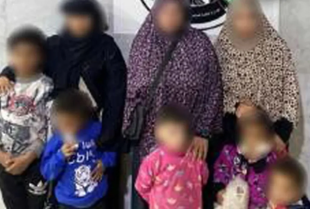 السيدات اللواتي قمن باستغلال الأطفال في أعمال التسول ومعهن بعض الصغار