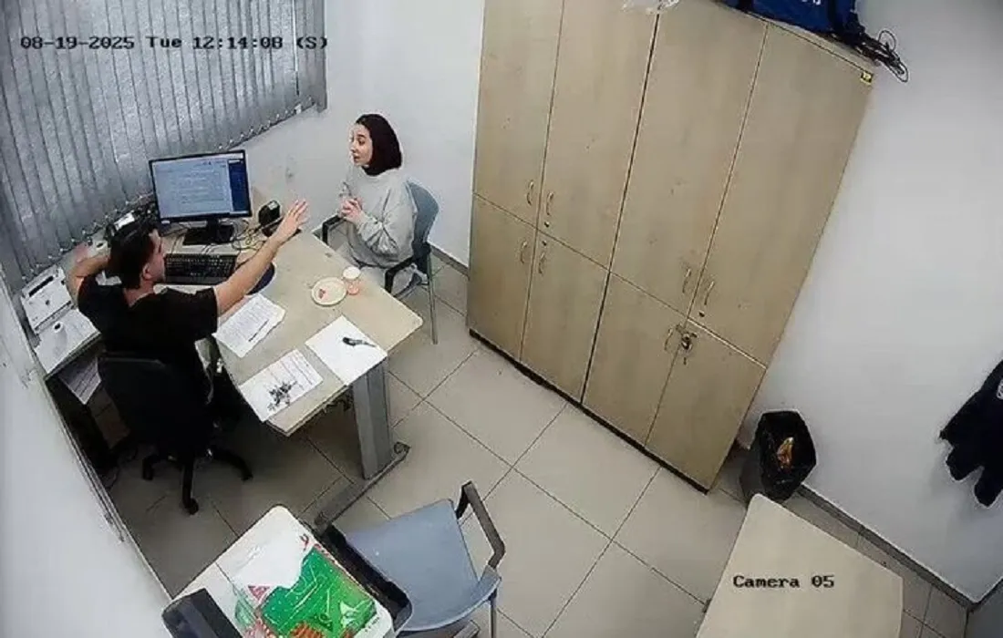 مراسلة وكالة تسنيم أمام ضابط الشاباك أثناء التحقيق