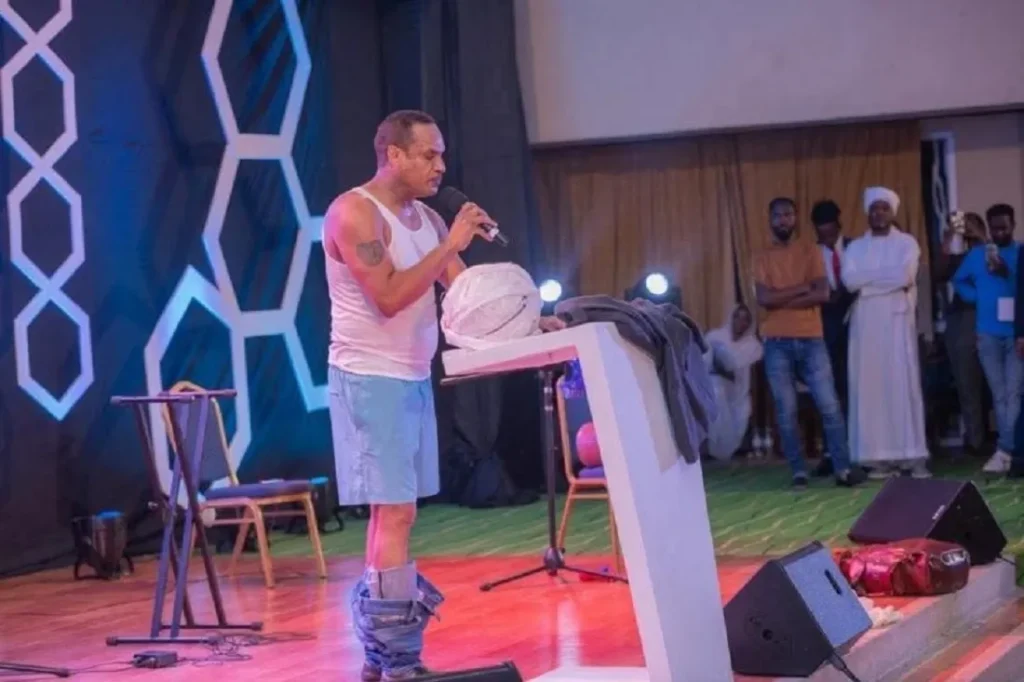 الفنان السوداني محمد تروس يخلع ملابسه على مسرح كمبالا