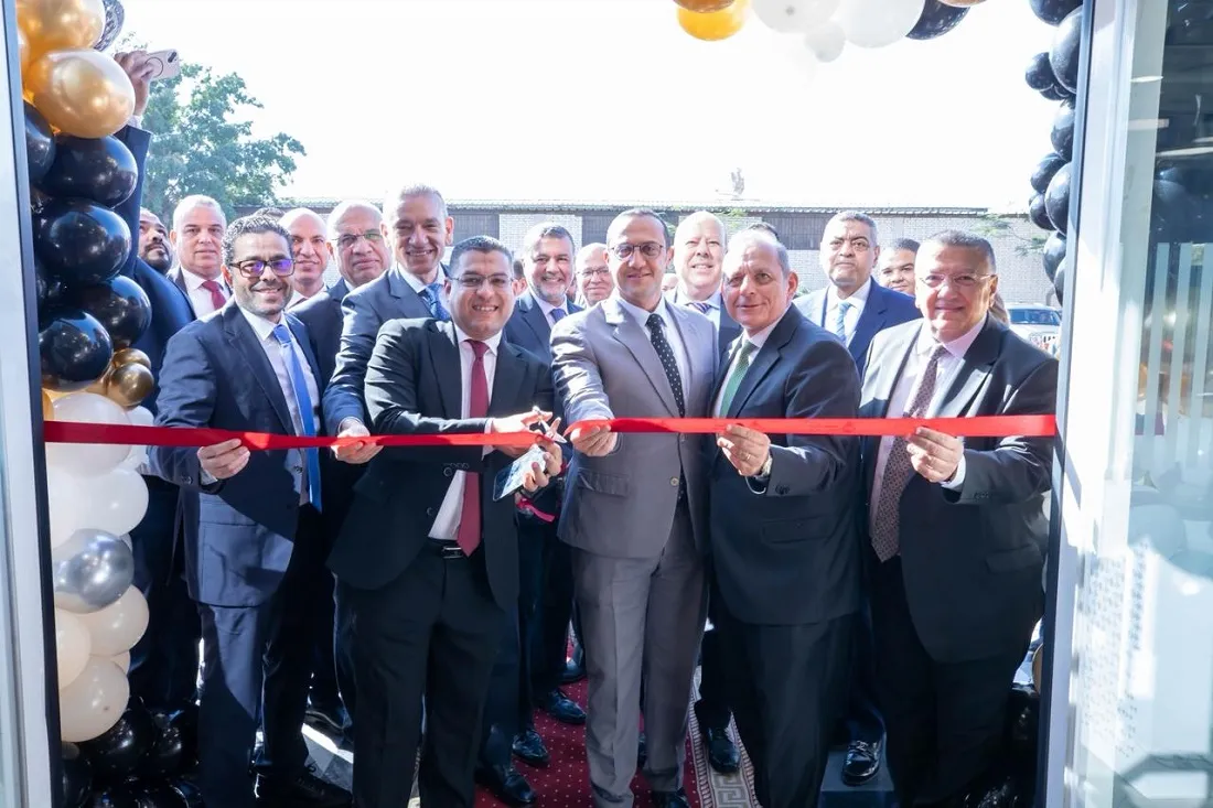 أثناء افتتاح بنك مصر فرع المطار