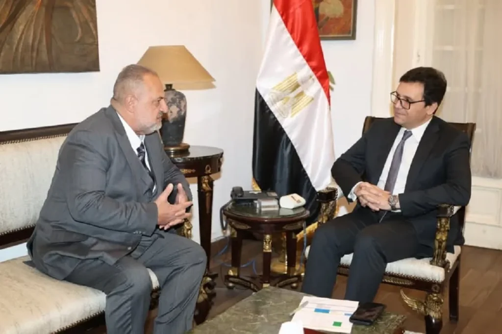 وزير الثقافة يلتقي الفنان القدير خالد الصاوي لدعم الحركة المسرحية