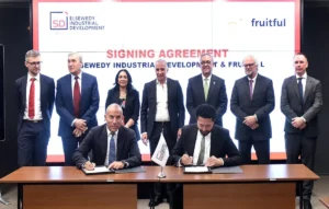 أثناء توقيع العقد بين شركة السويدي للتنمية الصناعية والشركة البولندية