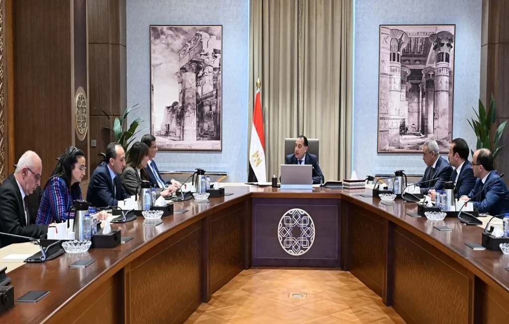 اجتماع رئيس الوزراء المصري اليوم بعدد من الوزراء