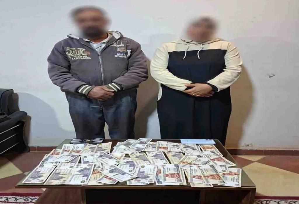 مواطنان يقومان بمخالفات انتخابية خارج اللجان الانتخابية