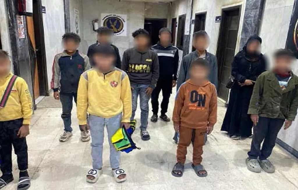 جانب من الأطفال والصبية الصغار 