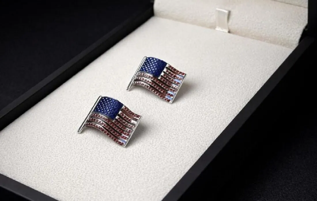 علم أمريكي مُرصّع بأحجار كريمة ثمينة .. هدية فاخرة للرئيس الأمريكي دونالد ترامب