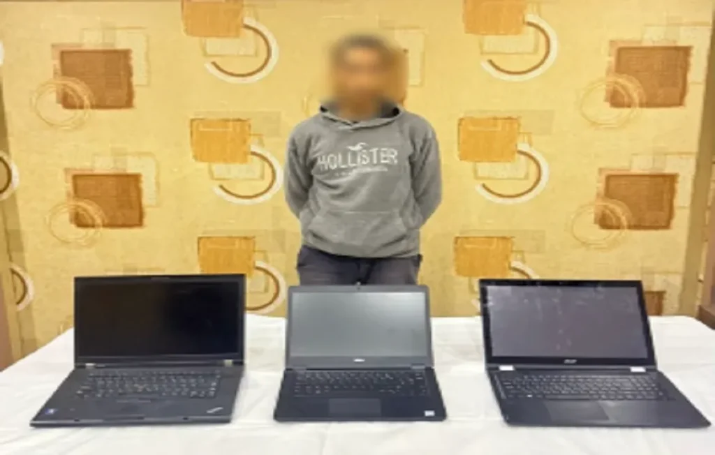 لص الشقق بالشروق وأمامه المضبوطات