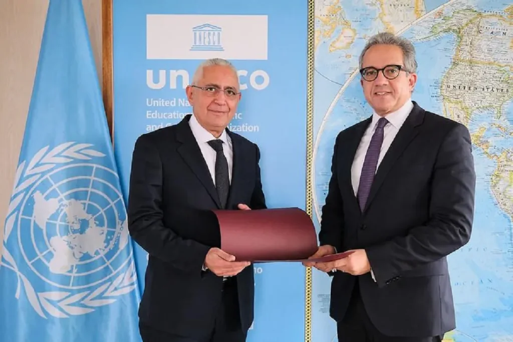 السفير المصري في باريس يقدم أوراق اعتماده إلى الدكتور خالد العناني مدير عام منظمة اليونسكو