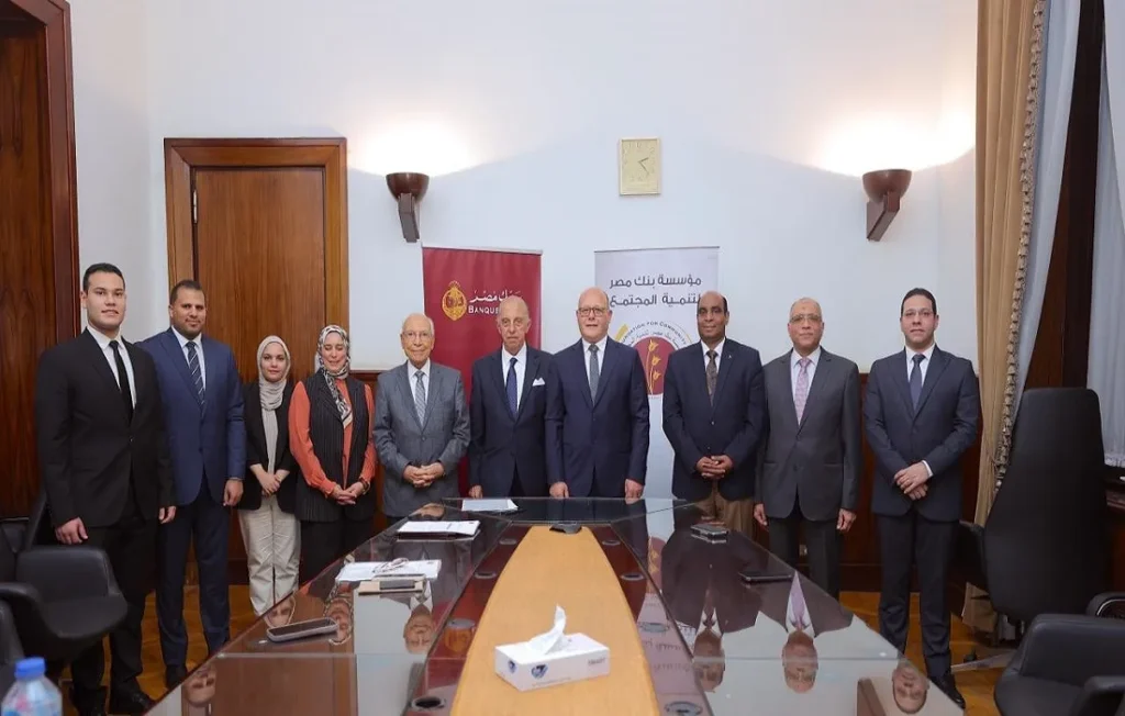 صورة تذكارية بعد توقيع العقد