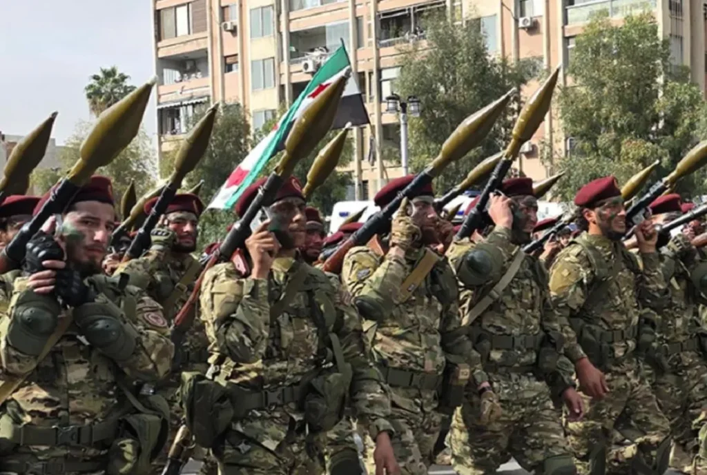 عرض عسكري بحضور الرئيس السوري أحمد الشرع وكبار قادة وزارة الدفاع السورية احتفالًا بعيد التحرير