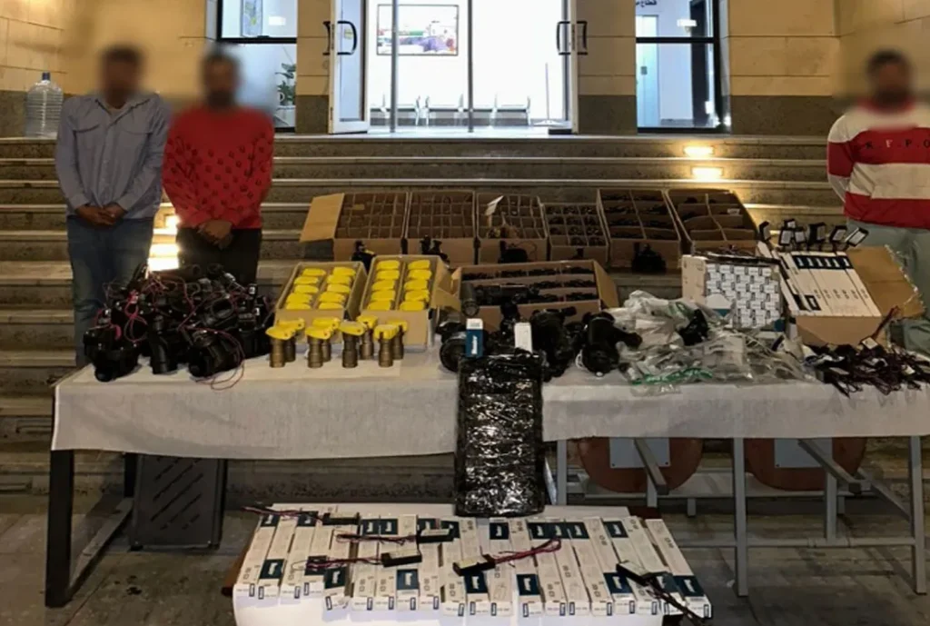 المتهمون وجانب من السرقات المضبوطة