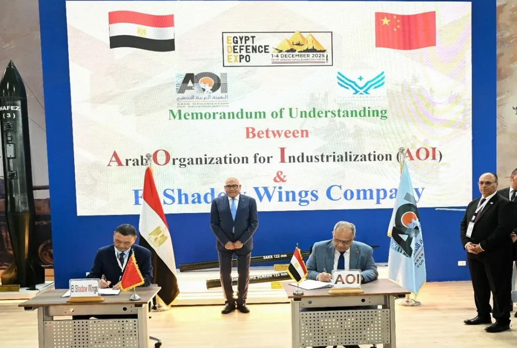 أثناء توقيع مذكرة التفاهم بين الهيئة العربية للتصنيع وشركة شادو وينجز الصينية