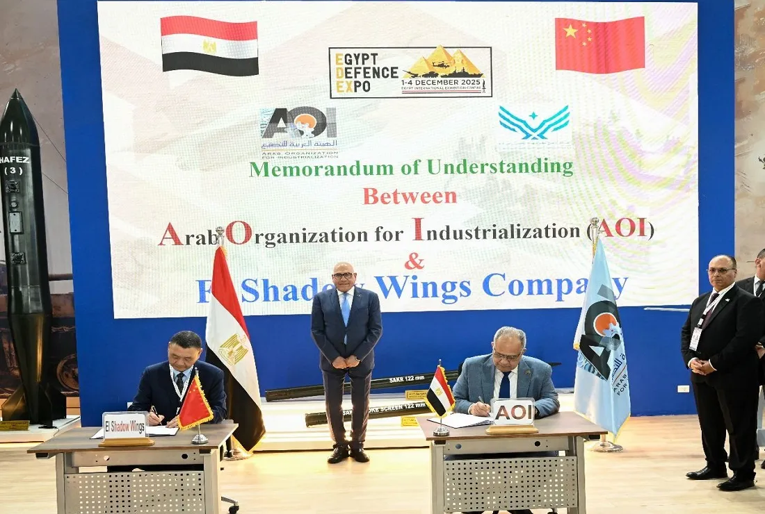 أثناء توقيع مذكرة التفاهم بين الهيئة العربية للتصنيع وشركة شادو وينجز الصينية