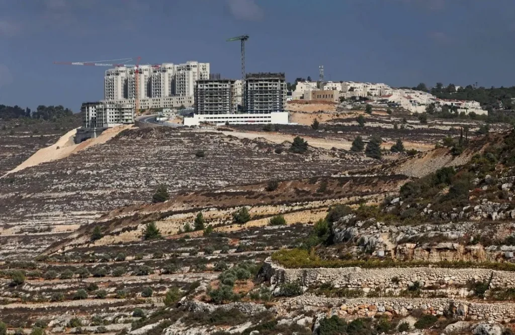 مستوطنة إسرائيلية قرب رام الله بالضفة الغربية (أ.ف.ب)