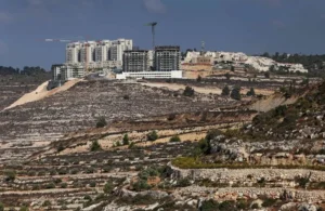 مستوطنة إسرائيلية قرب رام الله بالضفة الغربية (أ.ف.ب)