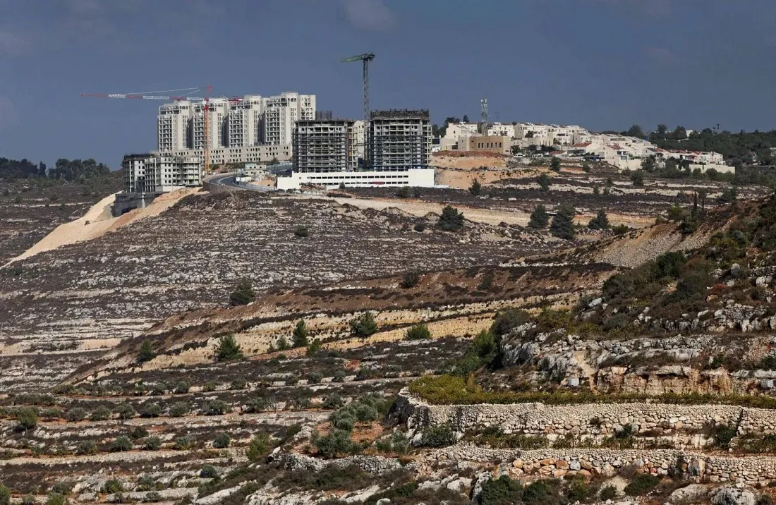 مستوطنة إسرائيلية قرب رام الله بالضفة الغربية (أ.ف.ب)