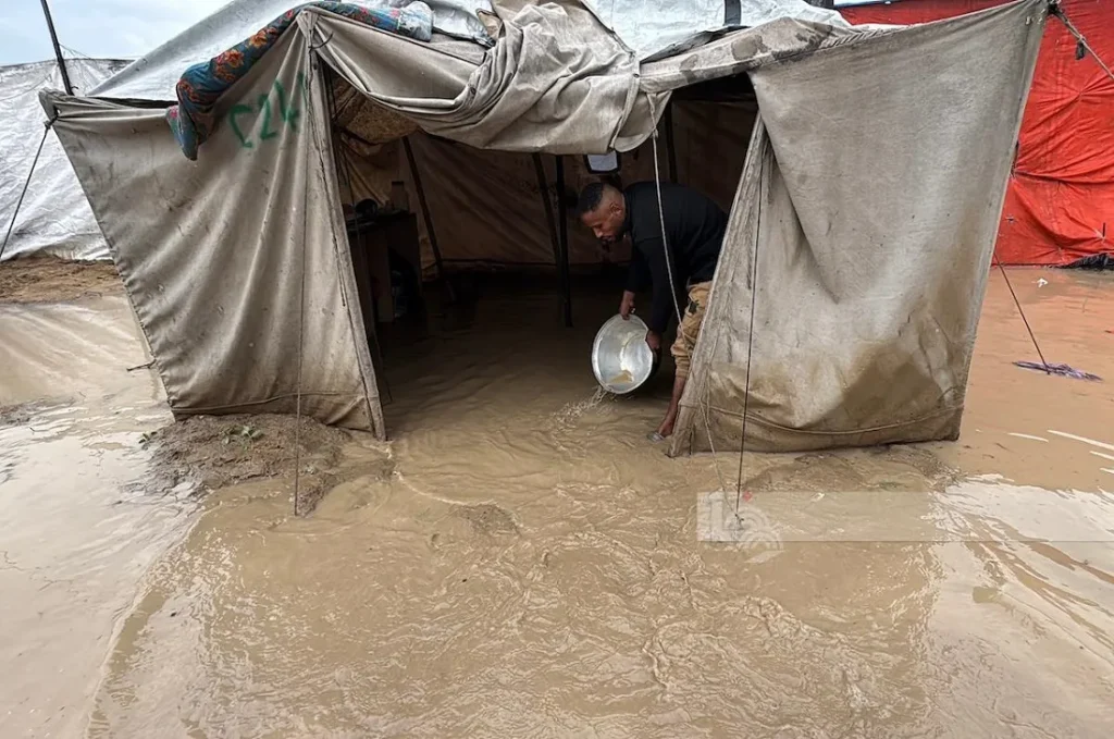 الوضع الصعب الذي يعيشه أهالي غزة المحاصرين نتيجة العاصفة والمنخفض الجوي العميق – صورة من "وفا"