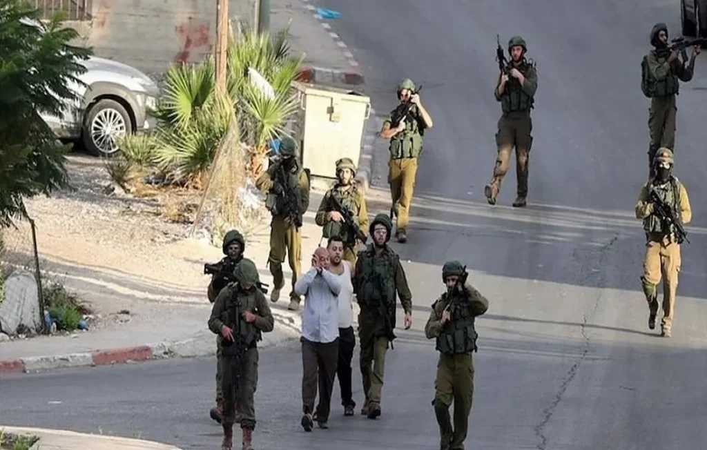 جنود إسرائيليون يقتادون فلسطينيين إلى المعتقلات بدون محاكمة – صورة أرشيفية