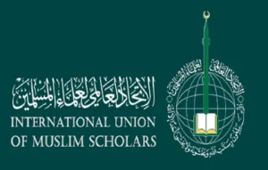 أدان الاتحاد العالمي لعلماء المسلمين الاعتداء العنصري الذي طال مسجداً في العاصمة السويدية ستوكهولم حيث جرى الإساءة إلى نسخة من المصحف الشريف. جاء ذلك في بيان للاتحاد، حيث أدان الاعتداء العنصري الذي طال مسجداً في العاصمة السويدية ستوكهولم حيث جرى الإساءة إلى نسخة من المصحف الشريف وُجدت مربوطة بسلاسل إلى درابزين السلالم المؤدية إلى المسجد، وعليها ستة ثقوب ناجمة عن طلقات نارية، في سلوك إجرامي مرفوض يتناقض مع القيم الإنسانية، والأديان السماوية، والأعراف الدولية. وطالب الاتحاد الدول الأوروبية المعنية باتخاذ إجراءات حازمة لمنع هذه الاستفزازات والانتهاكات، والعمل الجاد على مكافحة العنصرية وخطاب الكراهية ضد الإسلام وضد أي دين آخر، وتعزيز التعاون الصادق والبنّاء لتحقيق السلم الاجتماعي على أسس عادلة تضمن الاحترام المتبادل، وسيادة القانون، وصون كرامة الإنسان. وذكر بيان للاتحاد أنه يتابع بقلق بالغ أحوال المسلمين، وما يتعرضون له من انتهاكات خطيرة تمسّ أرواحهم ومقدساتهم وحقوقهم وكرامتهم في عدد من الدول الأوروبية، وما يترتب على ذلك من استفزازٍ متكرر لمشاعر المسلمين في مختلف أنحاء العالم. كما أكد الاتحاد استنكاره الشديد لهذه الجريمة، ولكل حوادث الإساءة إلى القرآن الكريم، وللهجمات والخطابات العنصرية والاستفزازات المعادية للإسلام، وجرائم الكراهية التي تتزايد يومًا بعد يوم، مستهدفةً المسلمين، والتي تكررت خلال السنوات الماضية في السويد على وجه الخصوص، وفي أوروبا عموماً. ودعا الأقليات المسلمة إلى التعامل مع هذه الاعتداءات بأساليب سلمية حضارية وقانونية، والتمسك بأخلاق النزاهة والاستقامة، والتعاون والتعايش الإيجابي، واحترام المجتمعات التي يعيشون فيها، بما يعكس القيم الإسلامية .