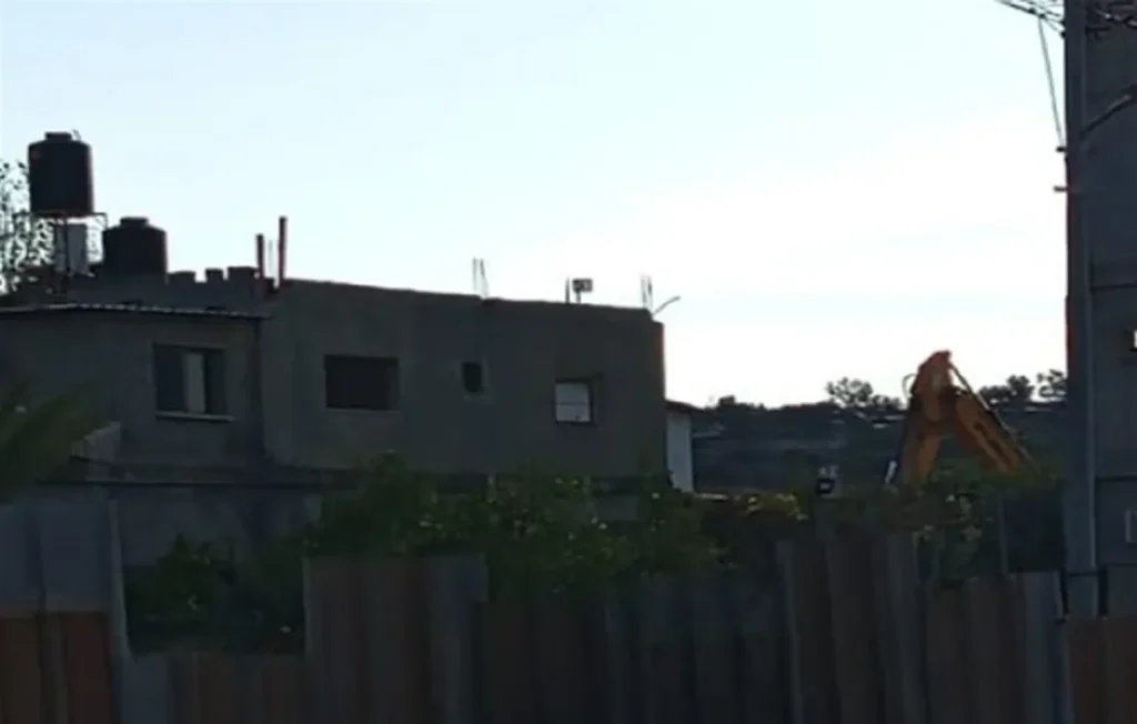 الاحتلال الإسرائيلي يهدم منزلاً في قرية دير قديس غرب رام الله بالضفة الغربية ( الصورة من "وفا" )