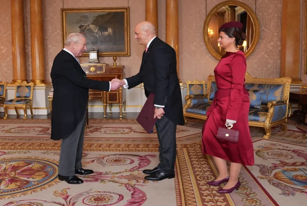 السفير المصري يقدم أوراق اعتماده لجلالة الملك تشارلز الثالث ملك انجلترا