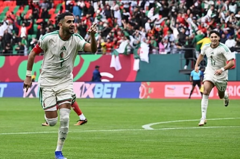 فرحة رياض محرز نجم هجوم الجزائر بإحدى أهدافه في مرمى السوادان