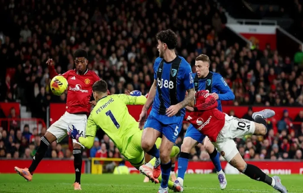 مانشستر يونايتد وبورنموث ( الصورة من رويترز )