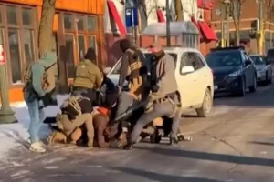 في الصورة يتم اقتياد أليكس بريتي قبل إطلاق النار عليه في حادث مينيابوليس (الصورة من نيويورك تايمز)