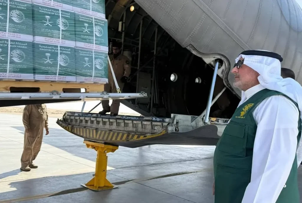 طائرة إغاثية سعودية بمطار العريش الدولي