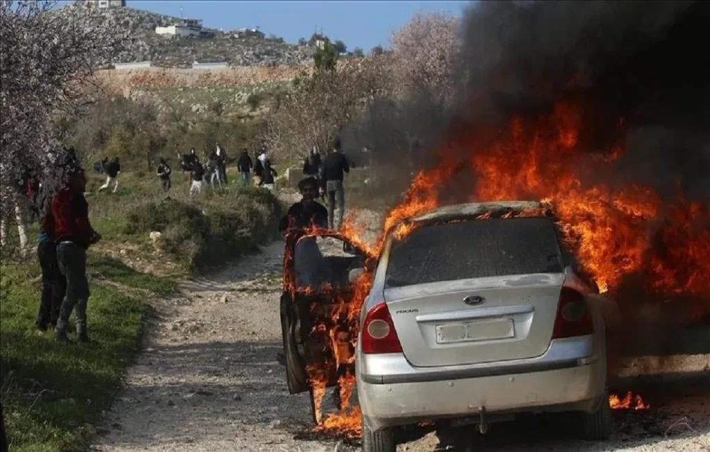 مستعمرون يهود يحرقون سيارات الفلسطينيين في الضفة الغربية - أرشيفية
