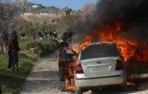مستعمرون يهود يحرقون سيارات الفلسطينيين في الضفة الغربية - أرشيفية