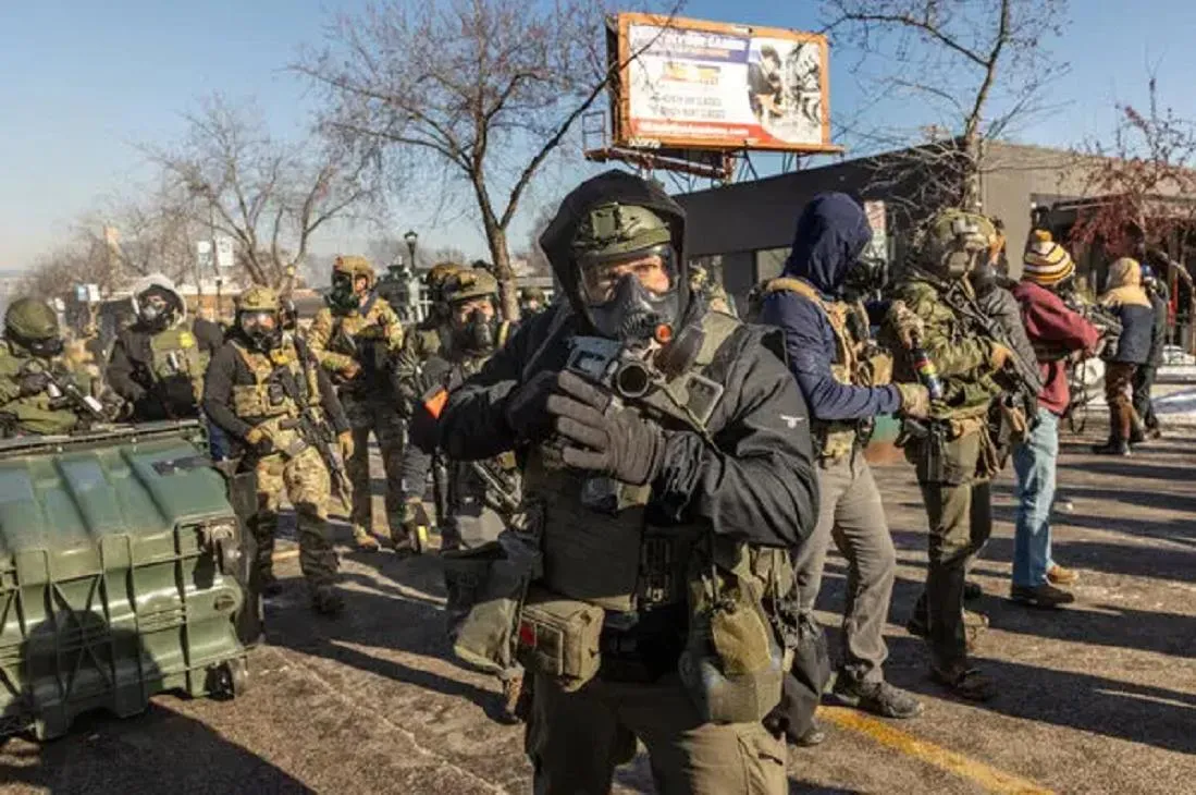 عناصر إنفاذ القانون بولاية مينيسوتا في الولايات المتحدة ( الصورة من نيويورك تايمز)