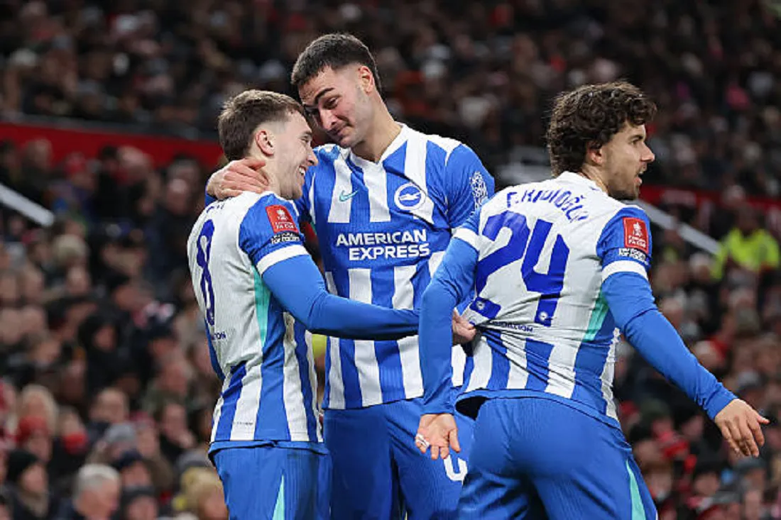 فرحة لاعبي برايتون بهدف في مرمى مانشستر يونايتد