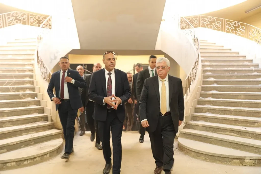 وزيري التعليم العالي والعمل يتفقدان المنشأة التعليمية