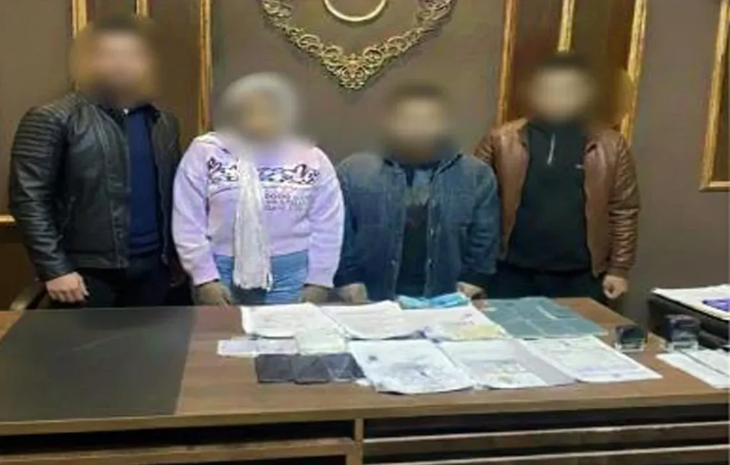 القائمون على شركة السفر الوهمية بالغربية وأمامهم المضبوطات