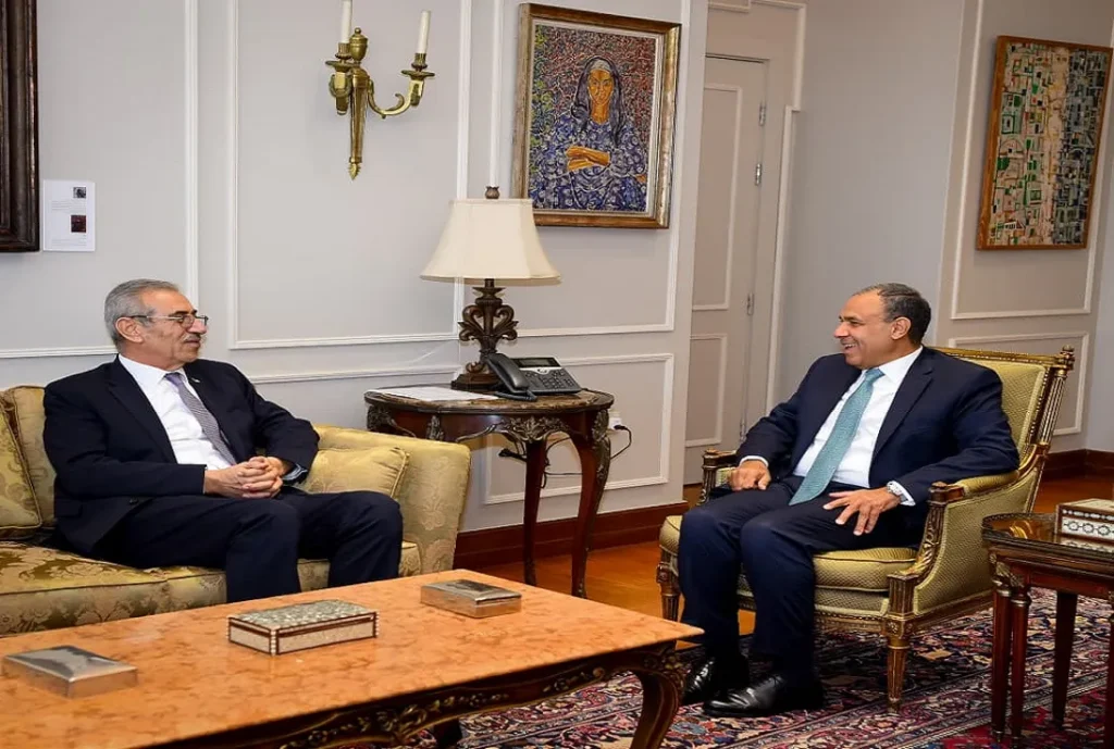 وزير الخارجية المصري يستقبل رئيس اللجنة الوطنية لإدارة غزة