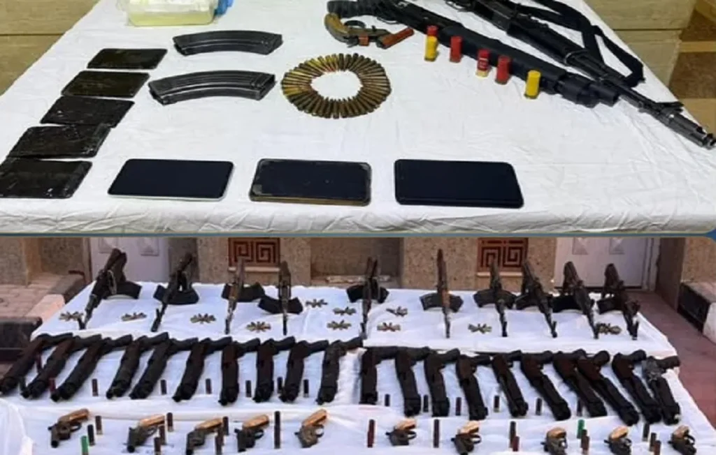 جانب من الأسلحة والمخدرات المضبوطة