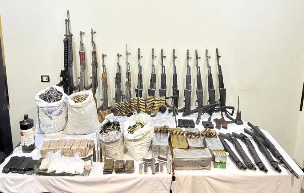 كميات من المخدرات والأسلحة المضبوطة ومقتل جميع عناصر التشكيل